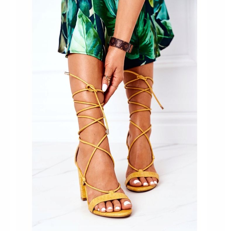 PS1 Sandalias atadas en una barra de pasarela amarilla amarillo 1
