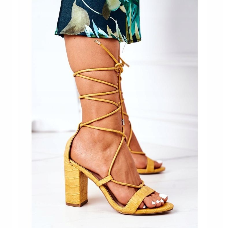 PS1 Sandalias atadas en una barra de pasarela amarilla amarillo 2