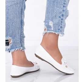 Mocasines blancos con motivo de piel de cocodrilo Miriam 1 Mocasines blancos con motivo de piel de cocodrilo Miriam 1