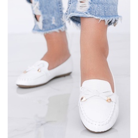 Mocasines blancos con motivo de piel de cocodrilo Miriam 2