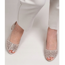 Marco Shoes Sandalias beige y dorado en ante con perforaciones 4