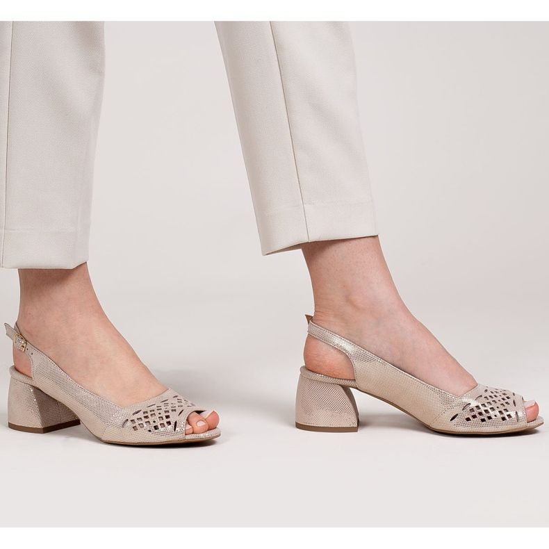 Marco Shoes Sandalias beige y dorado en ante con perforaciones 1