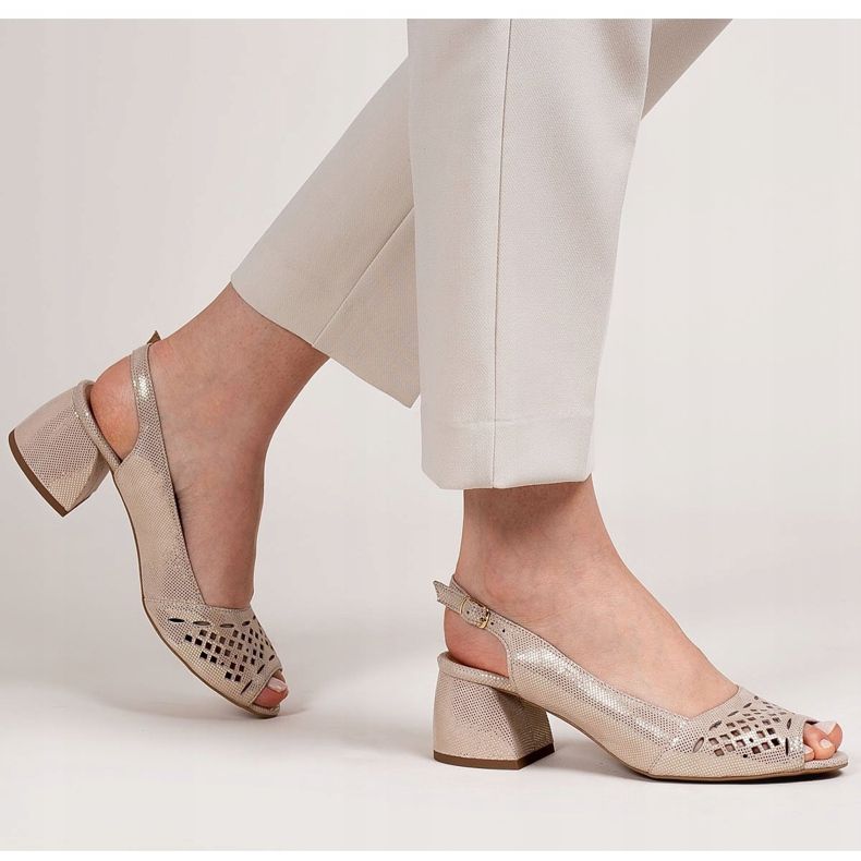 Marco Shoes Sandalias beige y dorado en ante con perforaciones 2
