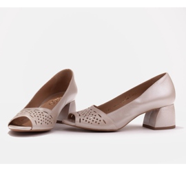 Marco Shoes Zapatos de salón dorados con frontal perforado decorativo 3