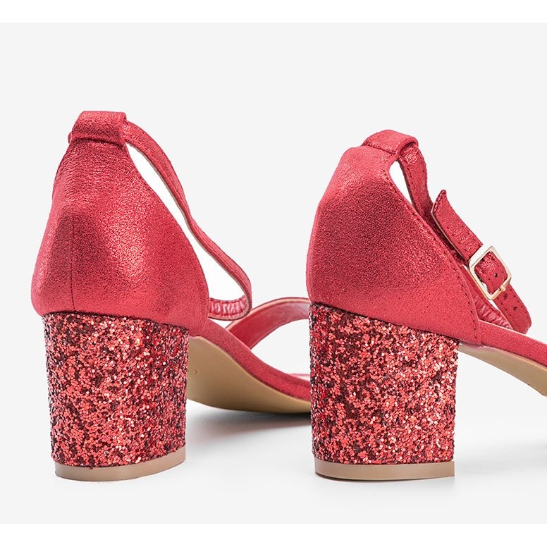 Sandalias rojas en la publicación You Know rojo 1