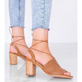 Sandalias trenzadas marrones en el poste Estrella marrón 1 Sandalias trenzadas marrones en el poste Estrella marrón 1