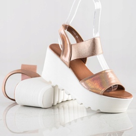 Weide Sandalias ligeras en una cuña blanca dorado 1