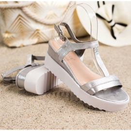 Bestelle Sandalias de cuña relucientes plata gris 1