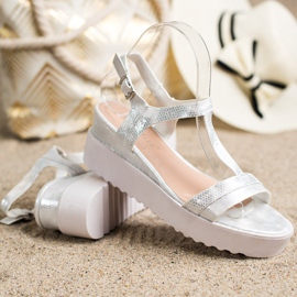 Bestelle Sandalias de cuña relucientes blanco 1