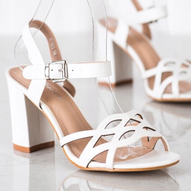 Renda Sandalias elegantes en una barra blanco 1