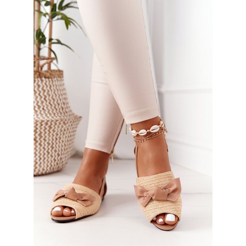Sandalias Planas Con Trenzado Beige Lu Boo 2