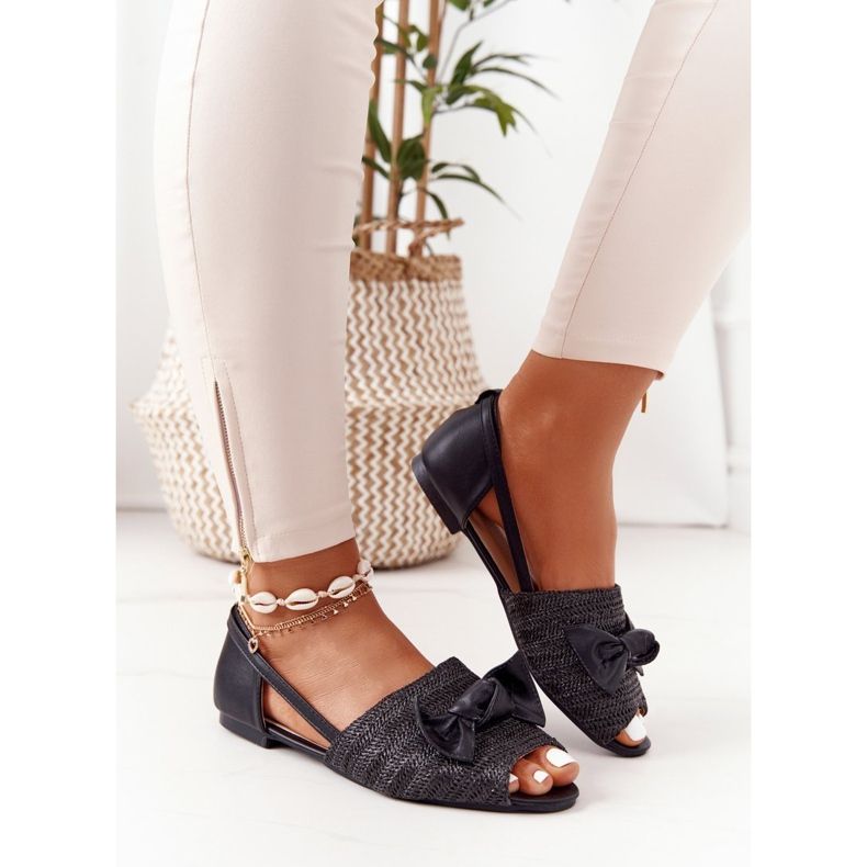 Sandalias Planas Con Trenzas Lu Boo Negro 1