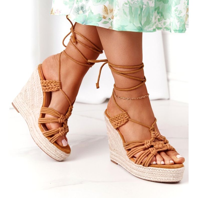 Sandalias empatadas para una cuña para mujeres con una trenza de camello marrón 3