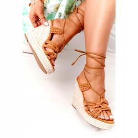 Sandalias empatadas para una cuña para mujeres con una trenza de camello marrón 4