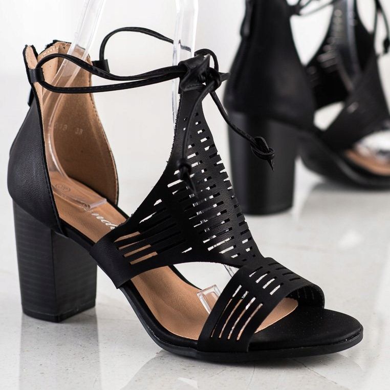 Renda Sandalias caladas con un ribete negro 1