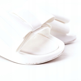 Chanclas de goma con lazo blanco April 7