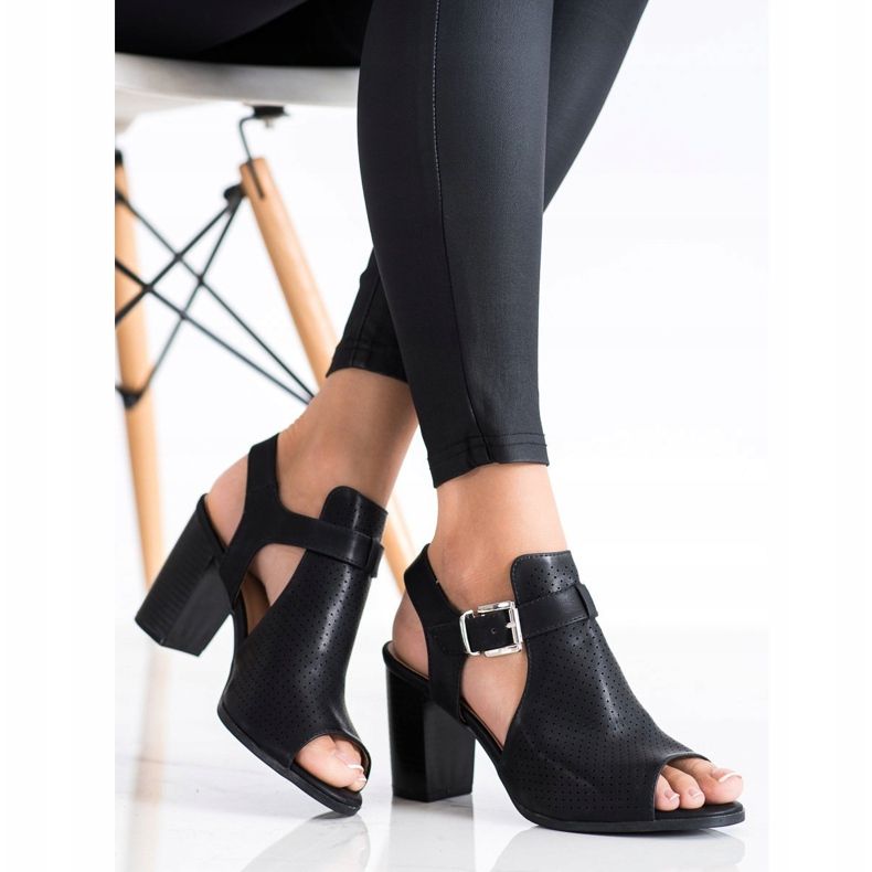 Renda Sandalias construidas con cuero ecológico negro 1 Renda Sandalias construidas con cuero ecológico negro 1