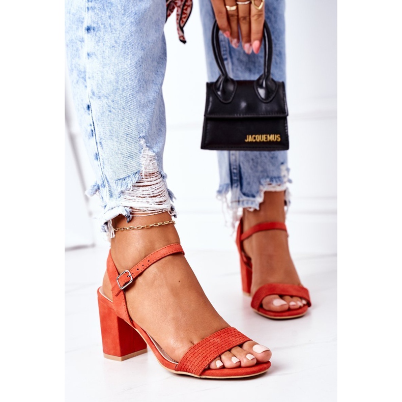 PS1 Sandalias Vanessa de ante naranja en una barra 2