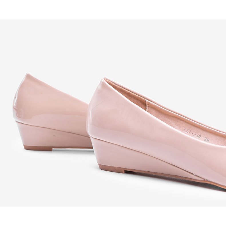 Zapatos beige sobre un tacón de cuña baja Chantal 1