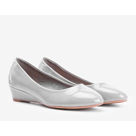 Bombas grises en el tacón de cuña baja Chantal 1