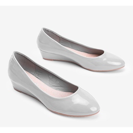 Bombas grises en el tacón de cuña baja Chantal 2