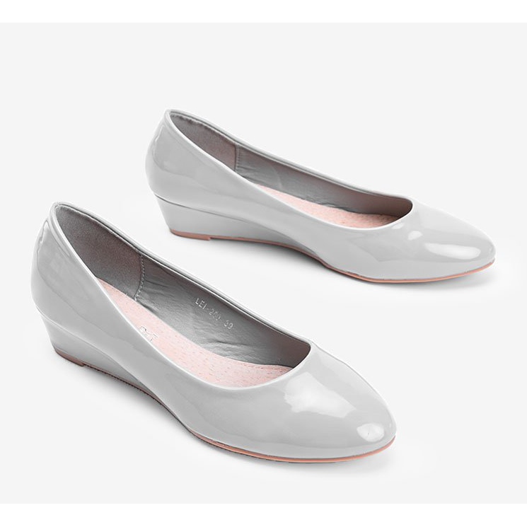 Bombas grises en el tacón de cuña baja Chantal 2