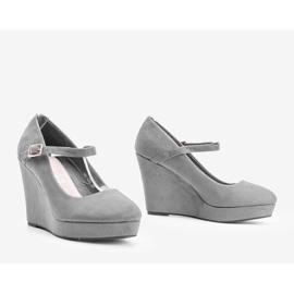 Bombas grises en la cuña Prisca 2