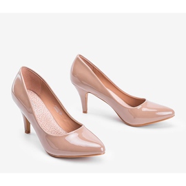 Bombas beige en un tacón alto Fergi 2