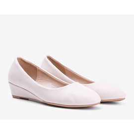Bombas beige en el tacón de cuña baja Adiess 1
