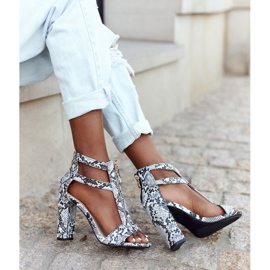 PS1 Sandalias negras en una barra con un patrón de serpiente Locura negro gris 2 PS1 Sandalias negras en una barra con un patrón de serpiente Locura negro gris 2