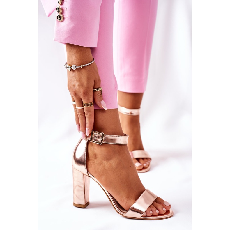 Sandalias de cuero clásicas en un bar Laura Messi 1760 Champagne rosa 1