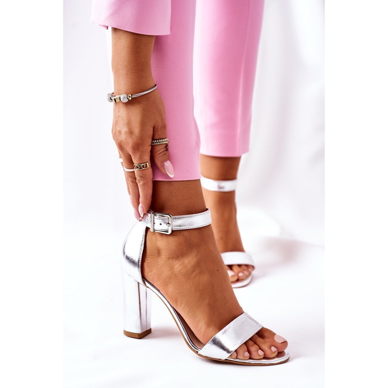 Sandalias de cuero clásicas en una barra Laura Messi 1760 Plata 2