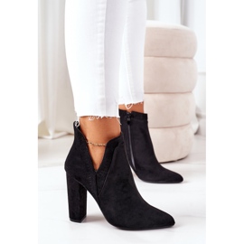 PS1 Botas negras Sally Warm en un poste negro 1