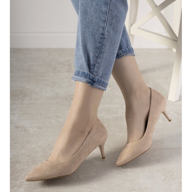 Zapatos de tacón beige con tacón bajo de Ferri 1