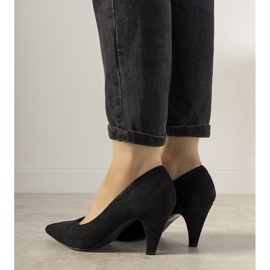 Zapatos negros con tacón grueso de Greca 1