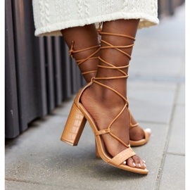 PS1 Sandalias atadas en una barra de pasarela de camellos marrón 2 PS1 Sandalias atadas en una barra de pasarela de camellos marrón 2