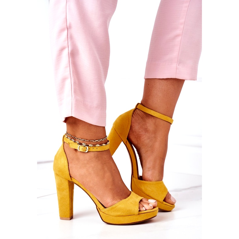 Sandalias de gamuza para mujeres en el poste amarillo 3 Sandalias de gamuza para mujeres en el poste amarillo 3