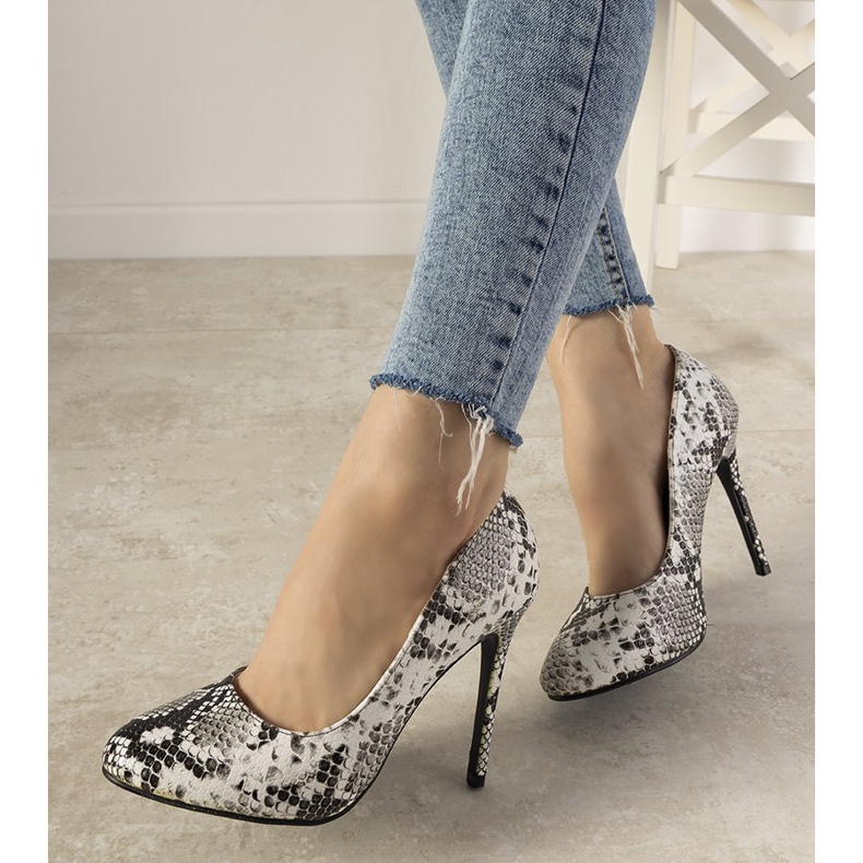 Zapatos de salón en blanco y negro con estampado de piel de serpiente Lasota 1