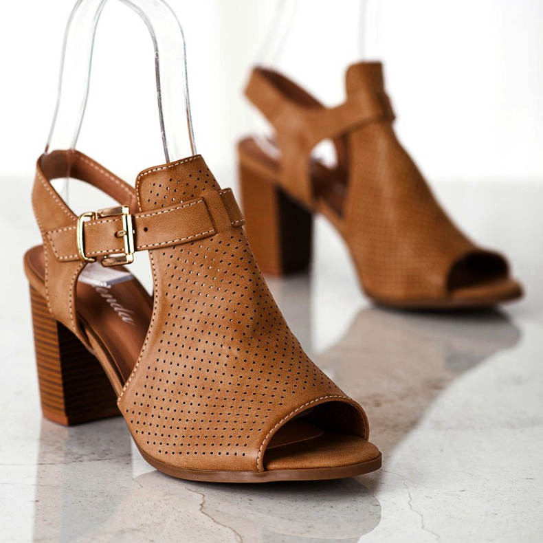 Renda Sandalias construidas con cuero ecológico marrón 1