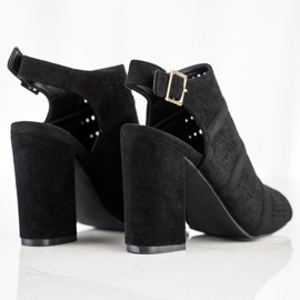 Renda Sandalias caladas en un poste negro 1 Renda Sandalias caladas en un poste negro 1