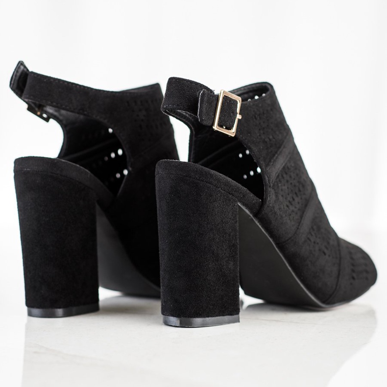 Renda Sandalias caladas en un poste negro 1