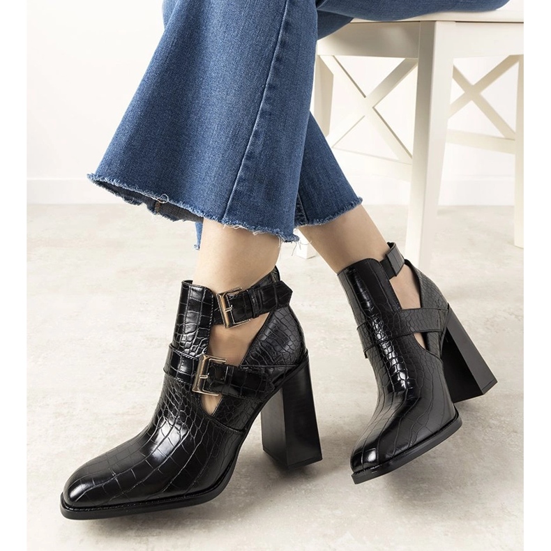 Botas negras en un poste con el patrón de piel de cocodrilo de Maybelle negro 2