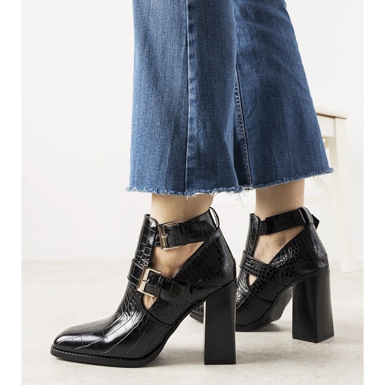 Botas negras en un poste con el patrón de piel de cocodrilo de Maybelle negro 1