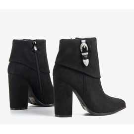 Botas negras elegantes en el poste de Esgle negro 1