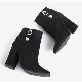 Botas negras elegantes en el poste de Esgle negro 2