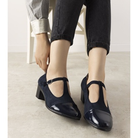 Zapatos de salón azul marino en un pilar con una puntera de postre barnizada 1