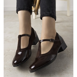 Zapatos marrones sobre un pilar con una puntera de Manam barnizada marrón 1 Zapatos marrones sobre un pilar con una puntera de Manam barnizada marrón 1