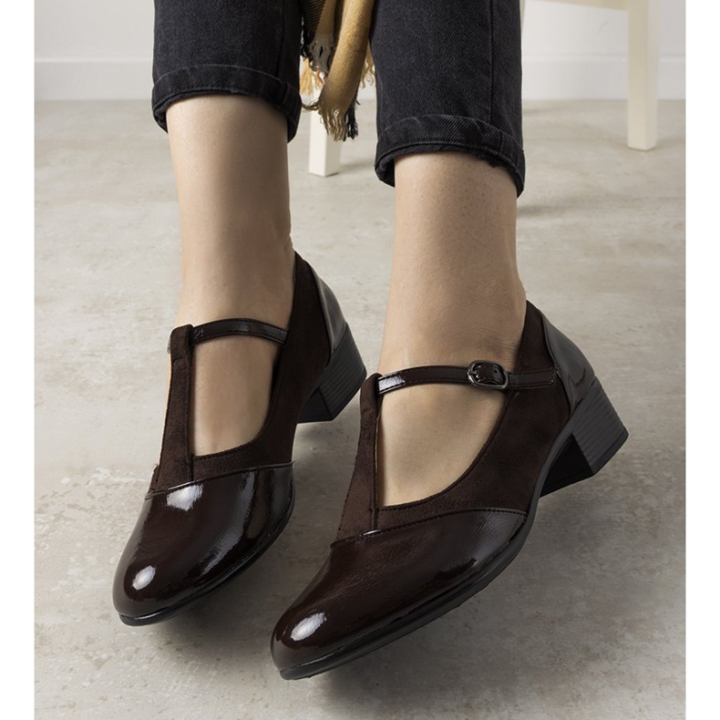 Zapatos marrones sobre un pilar con una puntera de Manam barnizada marrón 1 Zapatos marrones sobre un pilar con una puntera de Manam barnizada marrón 1