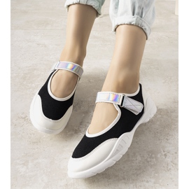 Deportivas en blanco y negro con aplicación holográfica de Melania 1