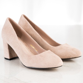 Sabatina Bombas en un pilar beige 4